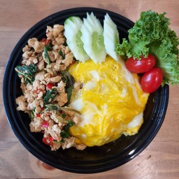 ข้าวไข่ข้น (ไก่ผัดกะเพรา)