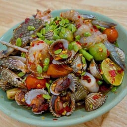 [อร่อยซ่ากับโค้ก] ตำเกาเหลาทะเล +  โค้ก ออริจินัล 325 มล (กระป๋อง)