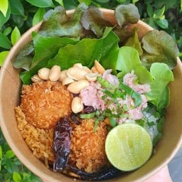 ยำแหนมข้าวทอด คุณนัชชา - all day bakery สี่แยกไฟฉาย