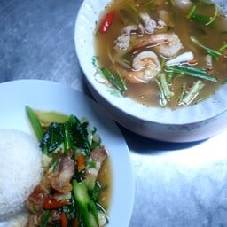 ข้าวคะน้าหมูกรอบ ต้มแซ่บกระดูกหมู (ฟรี)