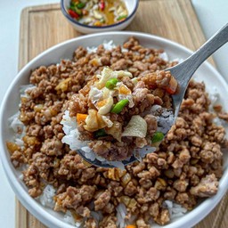 ข้าวหมูสับกระเทียม