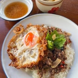 เนื้อสับผัดพริกน้ำปลา (ไข่กดสั่งเพิ่ม)