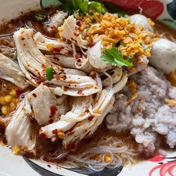 ก๋วยเตี๋ยวต้มยำไก่ฉีก