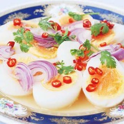 ข้าวยำไข่ต้ม