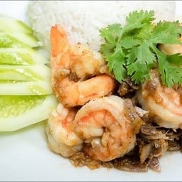 กุ้งทอดกะเทียมราดข้าว