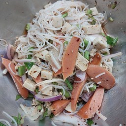 ยำขนมจีนไส้กรอก+หมูยอ+หมูสับ+ไข่