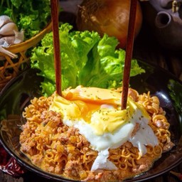 มาม่าผัดซอสต้มยำ ไข่ลาวา ชีส