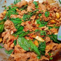 กระเพราหมูชิ้นราดข้าว