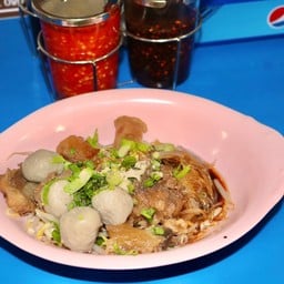 ก๋วยเตี๋ยวเนื้อรวมแห้ง