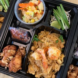 ผัดไทยกุ้ง ปีกไก่ทอด ตำผลไม้