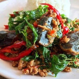 ข้าวกระเพราไข่เยี่ยวม้าหมูสับ