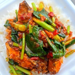 ข้าวคะน้าปลากระป๋อง