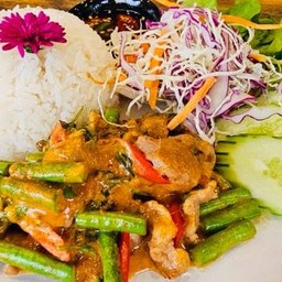 ข้าวราดผัดพริกแกงหมู