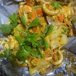 หมูชิ้นผัดผงกะหรี่ราดข้าว