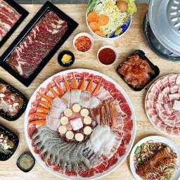 หญิงใหญ่ หมูกระทะ  bts ตลาดพลู