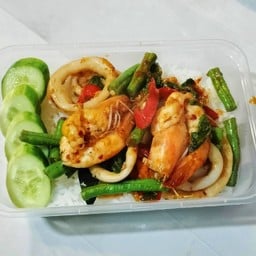 ข้าวราดผัดพริกแกงทะเลใส่ถั่ว(กุ้ง+ปลาหมึก)