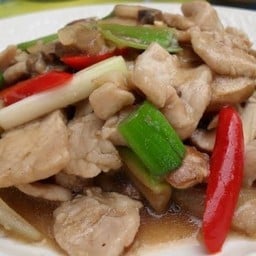 หมูชิ้นน้ำมันหอยใส่เห็ดราดข้าว