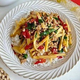 ข้าวกระเพราหน่อไม้หมูสับ