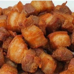 หมูกรอบทอดน้ำปลา กับข้าว