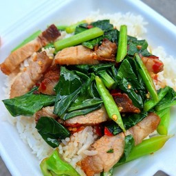 ข้าวคะน้าหมูกรอบ