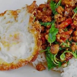 ผัดกะเพรารสแซ่บ หมู่บ้านเพ็ญรัตนา