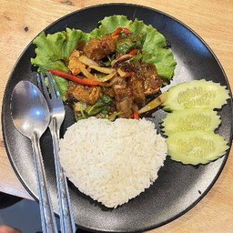 ข้าวผัดพริกเผาหมูกรอบ