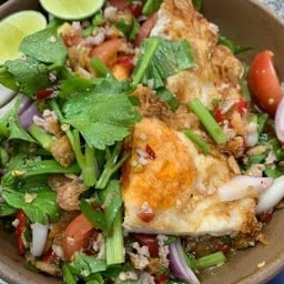 ยำไข่ดาวใส่หมูสับ