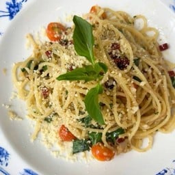 สปาเก็ตตี้ผัดกระเทียม พริกแห้ง และมะเขือเทศ Vegeterian
