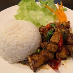 กะเพราหมูกรอบราดข้าว