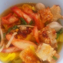 เกี๊ยวต้มยำหมูแดง-หมูกรอบ