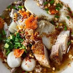 กวยเตี๋ยวหมูต้มยำหมูกรอบ น้ำตกลูกชิ้น