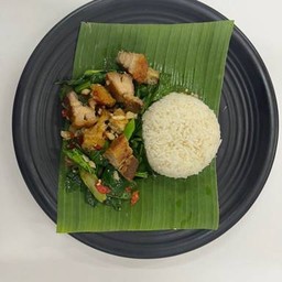 ข้าวผัดคะน้าหมูกรอบ