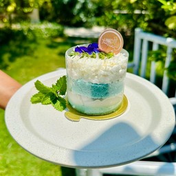 เค้กอัญชันมะพร้าวอ่อน