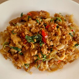 เส้นใหญ่ผัดกะเพราหมูสับ