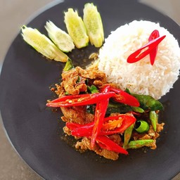 ผัดพริกแกงหมูราดข้าว