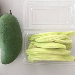 มะม่วงเขียวเสวย1กล่องพร้อมทานแถมพริกกับเกลือ