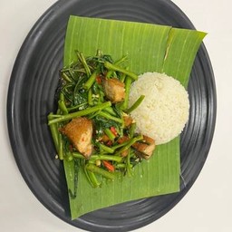 ข้าวผัดผักบุ้งหมูกรอบ