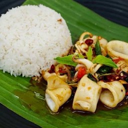 ข้าวกระเพราปลาหมึก 