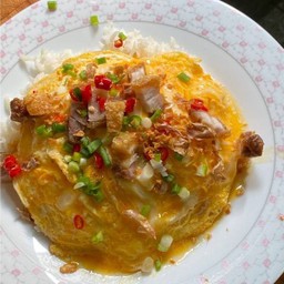 ข้าวไข่ขยี้หมูกรอบพริกขี้หนู กระเทียมกรอบ