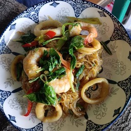 เส้นเล็กผัดกะเพราทะเล