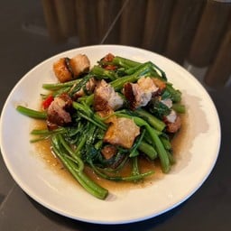 ผัดผักบุ้งหมูกรอบ(กับข้าว)