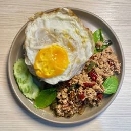 กล่องกับข้าว  ข้าวไข่ข้น กะเพราพริกแห้ง รสเด็ด พระราม2