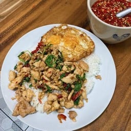 ข้าวกะเพราสันในไก่หมักนุ่มๆ (ไม่รวมไข่)