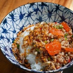 ข้าวราดหมูสับไข่แดงเค็ม คั่วพริกกระเทียมกรอบ