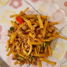 ผัดกระเพราหน่อไม้หมูสับ