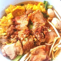 บะหมี่เกี๊ยวต้มยำหมูกรอบ