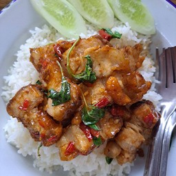 กะเพราหมูกรอบ