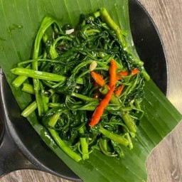 ข้าวผัดผักบุ้งไฟแดง