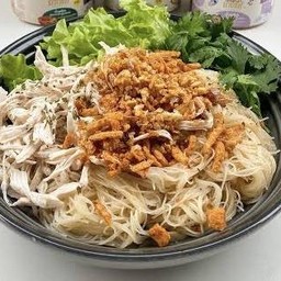 ก๋วยเตี๋ยวไก่ฉีกแห้ง คลุกซอส