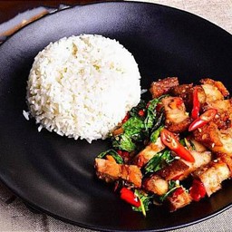 กะเพราหมูกรอบราดข้าว